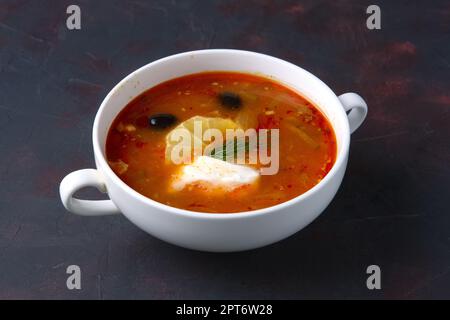 Teil der traditionellen ucrainian solyanka Suppe Stockfoto