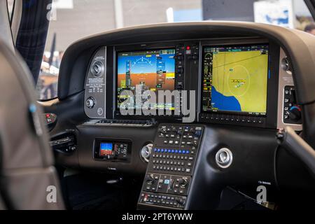 Digitales Cockpit, auch Glascockpit genannt, mit Avioniksystem G1000 vom Hersteller Garmin in einem Cirrus Vision Jet SF50. Internationaler Handel Stockfoto
