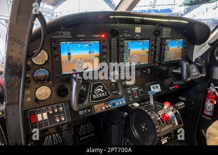 Digitales Cockpit, auch Glascockpit genannt, mit dem Avioniksystem G1000 des Herstellers Garmin in einem Mehrrollenflugzeug. Internationale Handelsmesse Stockfoto