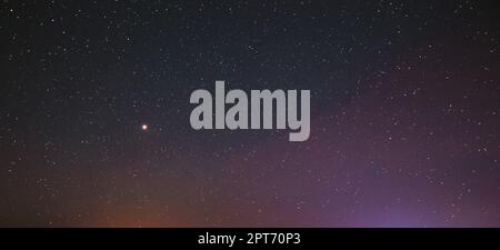 Sternenhimmel Bei Nacht Mit Leuchtenden Sternen. Leuchtendes Licht Des Planeten Venus In Den Sternen. Himmel In Den Lichtern Der Morgendämmerung. Stockfoto