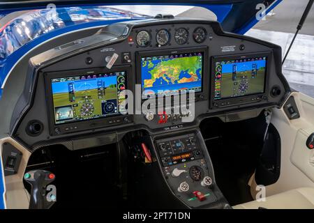 Digitales Cockpit, auch Glascockpit genannt, mit Avioniksystem G3X Touch des Herstellers Garmin in einem Mikrolichtflugzeug des Typs Sparker von Stockfoto