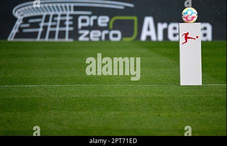 Der adidas Derbystar Match Ball liegt auf dem Sockel vor dem Logo der PreZero Arena, Sinsheim, Baden-Württemberg, Deutschland Stockfoto