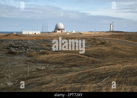Radarkuppel in Island für die Flugsicherung. Vestrahorn, Stokksnes, ehemaliger NATO-Radarstützpunkt und Flugsicherungsradar Stockfoto