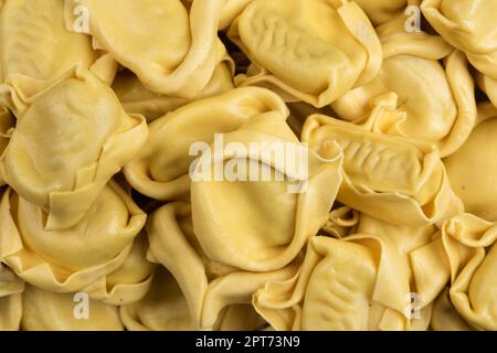 Schmeckte italienisches Essen. Menge der Ravioli-Pasta als Hintergrund. Draufsicht-Style Stockfoto