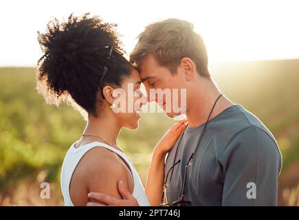 Liebe, Reise und Paar in mexiko, umarmt und teilt intime Momente auf dem Land, verbindet euch bei Sonnenuntergang. Freiheit, Natur und interracial Mann und Frau umarmen Stockfoto