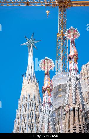 Farbenfrohe kunstvoll verzierte Türme, Sagrada Familia, Kirche der Heiligen Familie, Architekt Antoni Gaudi, Barcelona, Katalonien, Spanien Stockfoto