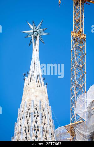 Farbenfrohe kunstvoll verzierte Türme, Sagrada Familia, Kirche der Heiligen Familie, Architekt Antoni Gaudi, Barcelona, Katalonien, Spanien Stockfoto