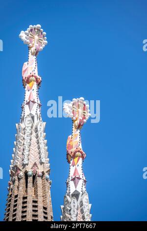 Farbenfrohe kunstvoll verzierte Türme, Sagrada Familia, Kirche der Heiligen Familie, Architekt Antoni Gaudi, Barcelona, Katalonien, Spanien Stockfoto