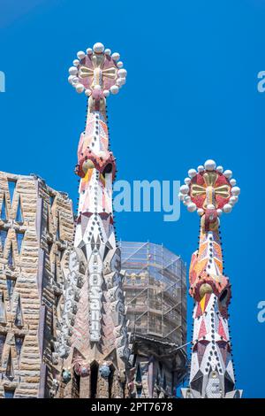 Farbenfrohe kunstvoll verzierte Türme, Sagrada Familia, Kirche der Heiligen Familie, Architekt Antoni Gaudi, Barcelona, Katalonien, Spanien Stockfoto
