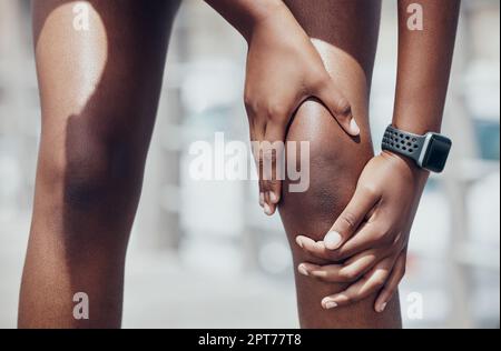 Knieverletzungen, Schmerzen und eine Sportlerin berühren schmerzhafte Belastungen beim Training, Laufen und beim Training. Trainingsuhr, weibliche und weibliche Läufermassage Bein Stockfoto