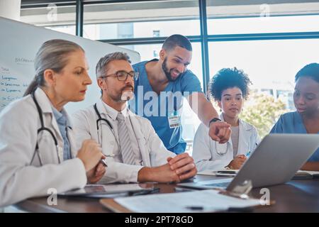 Teamarbeit, Vielfalt und Ärzte in einem Meeting planen gemeinsam am Laptop in einem Büro eine Operationsstrategie. Medizinisches Personal Stockfoto