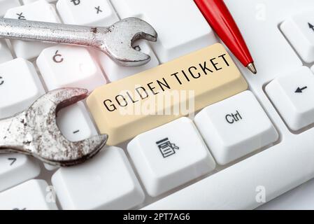 Schild mit Golden Ticket, Business Concept Rain Check Access VIP Passport Ticketschalter Veranstaltung Stockfoto