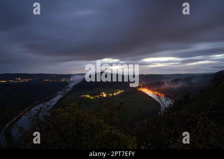 Langzeitbelichtung zur blauen Stunde von der kleinen Saarschleife. Das Hotel liegt im Saarland und ist landschaftlich wunderschön. Stockfoto