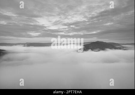 Nebel steigt auf den Bergen der kleinen Saarschleife. Mystische Stille an der Saar im Saarland. Stockfoto