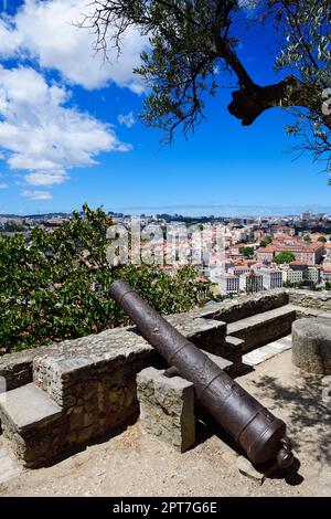 Kanonen an der Verteidigungsmauer des Castello de San Jorge, Lissabon, Portugal Stockfoto