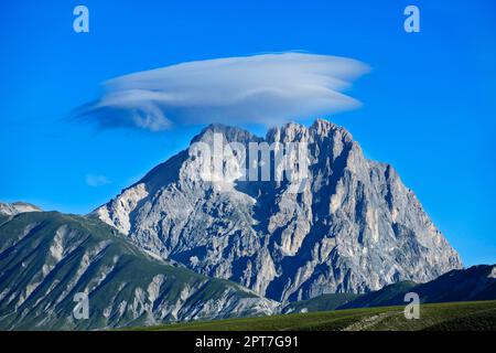 Über dem Gipfel des Gran Sasso am Ende des Campo Imperatore strömt eine Wolke aus Föhn, Abruzzen, Italien Stockfoto