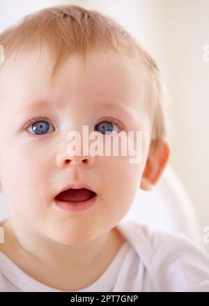 Ich kann nicht genug von diesem süßen kleinen Gesicht bekommen. Nahaufnahme eines süßen Jungen mit blauen Augen und blonden Haaren Stockfoto