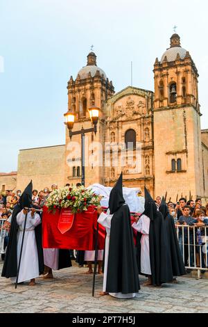 Karfreitags-Stille Prozession in Oaxaca Mexiko während der Semana Santa (Ostern) Stockfoto