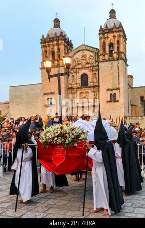 Karfreitags-Stille Prozession in Oaxaca Mexiko während der Semana Santa (Ostern) Stockfoto