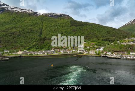 Die kleine Stadt Hellesylt am Sunnylvsfjord in Norwegen Stockfoto