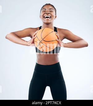 Spielen wir Ball. Studioaufnahme einer sportlichen jungen Frau, die mit einem Basketball vor Studiohintergrund posiert Stockfoto