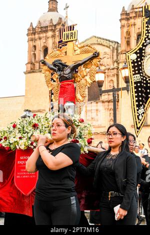 Karfreitags-Stille Prozession in Oaxaca Mexiko während der Semana Santa (Ostern) Stockfoto