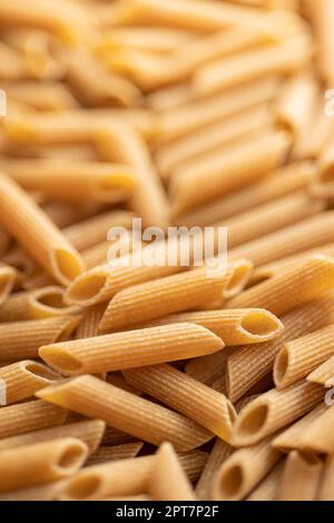 Ungekochte Vollkornpasta. Die rohe Penne Pasta. Stockfoto