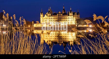 Beleuchtetes Schweriner Schloss am Abend, Schwerin, Mecklenburg-Vorpommern, Deutschland Stockfoto