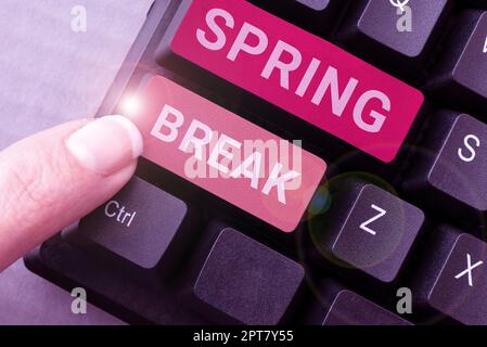 Schild mit Frühlingsferien, Internetkonzept Urlaubszeit an der Schule und an den Universitäten im Frühling Stockfoto