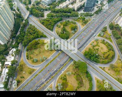 Shenzhen, China, 05. Februar 2022: Draufsicht auf shenzhen Stadtverkehr Stockfoto