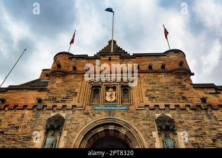 Edinburgh Castle, Eingangstor mit königlichem Wappen und Inschrift, niemand ärgert mich ungestraft, aus nächster Nähe, Edinburgh, Midlothian, Schottland Stockfoto