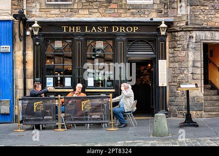 Besucher vor dem Last Drop Pub, Grassmarket, Old Town, Edinburgh, Schottland, Vereinigtes Königreich Stockfoto