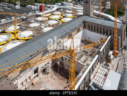 Baustelle Stuttgart 21, das Baudenkmal Bonatzbau wird derzeit für 250 Millionen Euro renoviert, daneben das neue Stockfoto