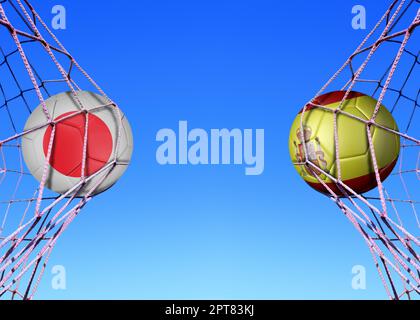 Zwei Fußballbälle in Flaggen Japan und Spanien, im Netz Stockfoto