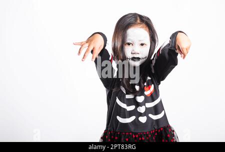 Halloween Kid. Portrait von asiatischen kleinen Mädchen tragen Hexe Kostüm Studio Schuss isoliert weißen Hintergrund, Kind Frau Horror Gesicht Malerei Make-up Stockfoto