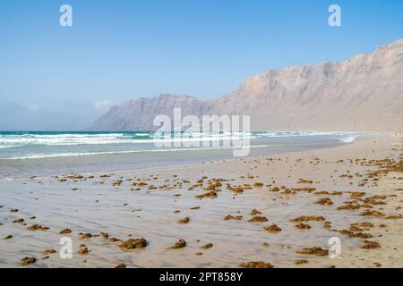 Famara Beach (Playa de Famara), beliebter Surfstrand auf Lanzarote. Kanarische Inseln. Spanien. Stockfoto