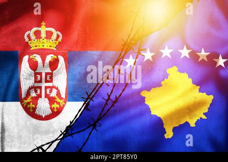 Grunge Flaggen von Serbien und Kosovo geteilt durch Stacheldraht Sonne Dunst Illustration, Konzept der angespannten Beziehungen zwischen Serbien und Kosovo Stockfoto