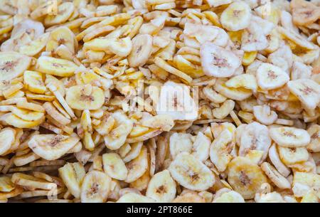 Getrocknete Bananenfrucht-Scheiben. Produkt wird am Straßenmarktstand angezeigt Stockfoto