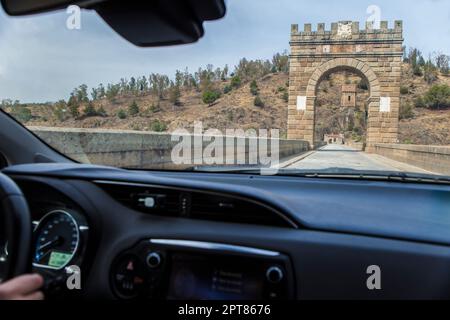 Überquerung der römischen Brücke von Alcantara, die noch aus dem 2. Jahrhundert v. Chr. in Gebrauch ist. Blick von der Innenseite des Autos Stockfoto