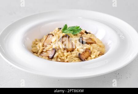 Portion Risotto mit gebratenen Eryngii-Pilzen Stockfoto
