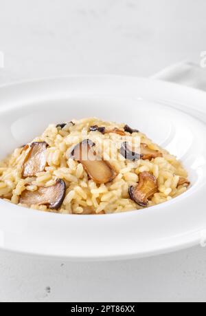 Portion Risotto mit gebratenen Eryngii-Pilzen Stockfoto