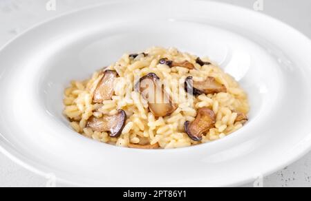 Portion Risotto mit gebratenen Eryngii-Pilzen Stockfoto
