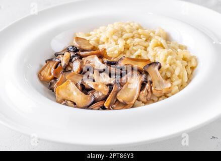 Portion Risotto mit gebratenen Eryngii-Pilzen Stockfoto