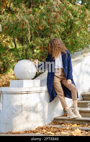 Gesichtsloses Porträt einer jungen Frau im lässigen Outfit Stockfoto