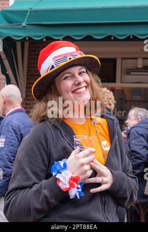 Europa, Niederlande, Utrecht, Maarssen. 27. April 2022. Frau, die an den Feierlichkeiten zum Königstag in Maarssen teilnimmt. Stockfoto