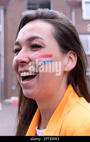 Europa, Niederlande, Utrecht, Maarssen. 27. April 2022. Frau, die an den Feierlichkeiten zum Königstag in Maarssen teilnimmt. Stockfoto