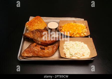 Authentische Küche, bekannt als Grillhähnchen Stockfoto