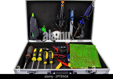 Eine Reihe von mechanischen Werkzeugen für die Wartung von Geräten. Arbeitswerkzeug in einem Koffer. Schraubendreher und Zangen. Lötkolben und Multimeter. Gedruckte Elektromechanik Stockfoto