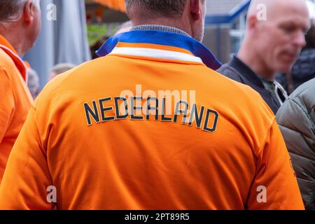 Europa, Niederlande, Utrecht, Maarssen. 27. April 2022. Mann mit einer orangefarbenen Niederlande Mannschaftsjacke. Stockfoto