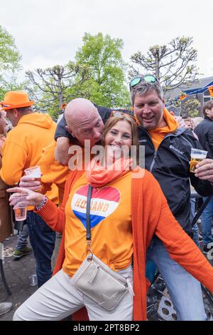 Europa, Niederlande, Utrecht, Maarssen. 27. April 2022. Menschen, die in Maarssen trinken und den Königstag feiern. Stockfoto